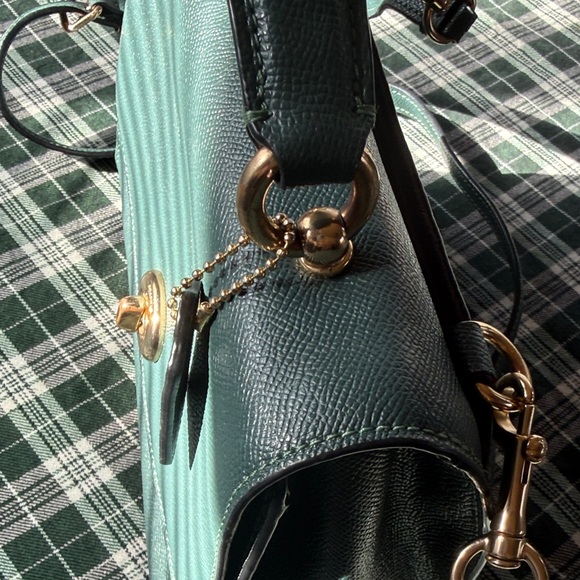 Elegant COACH Leather Handbag - Picture 3 of 5